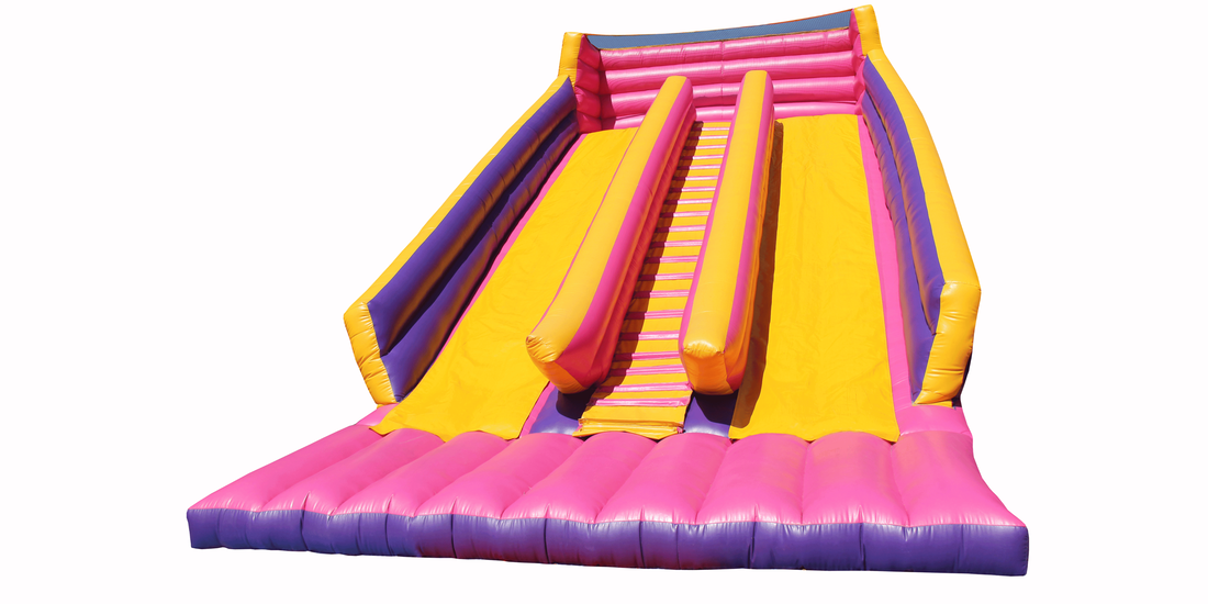Inflatable dual slide with ladder in the middle